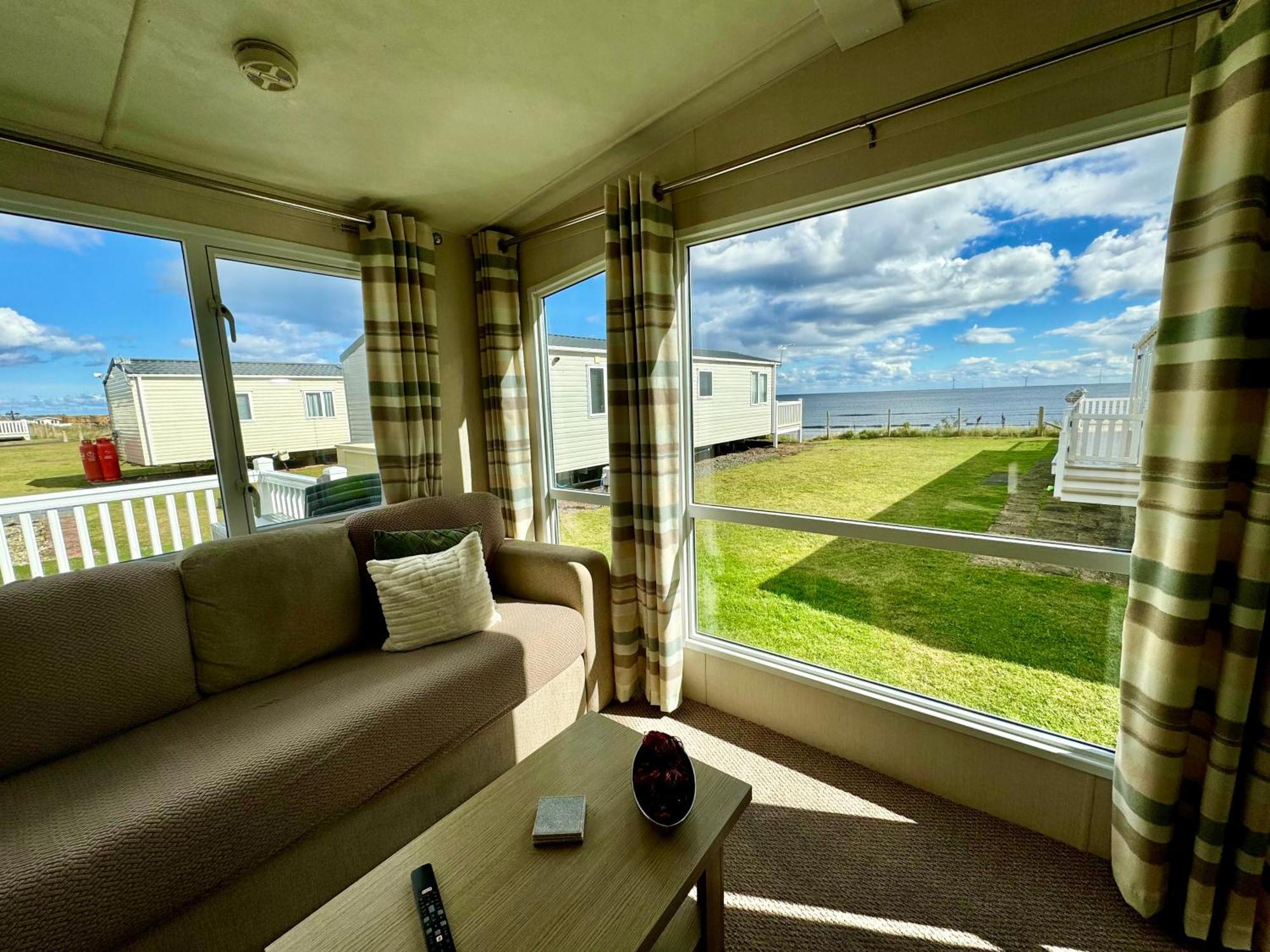 New Sea View Platinum Caravan With Huge Decking Нюкасъл ъпон Тайн Екстериор снимка